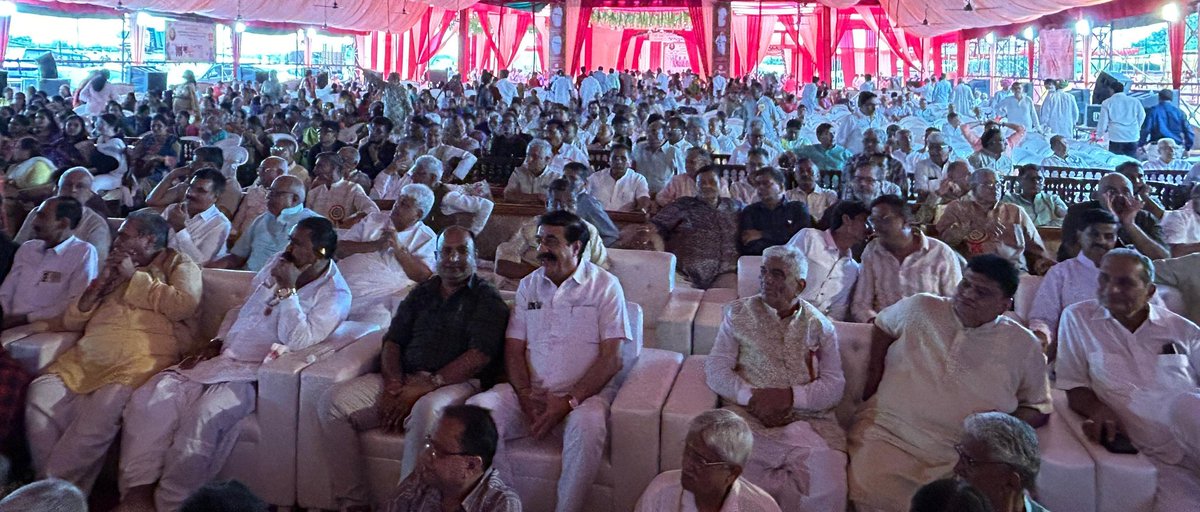 vikashrajgor's tweet image. રાપર તાલુકાના ગાગોદર ગામ મધ્યે રજવાડી ગ્રુપ ચેરમેન ના ધરમશીભાઈ છેડા પરિવાર દ્વારા આયોજિત દેશ તેડા ના અવસર પર ઉપસ્થિત રહી શુભેચ્છા પાઠવી. 
  આ અવસર પર જીલ્લાપંચાયત ના અધ્યક્ષ શ્રી જનકસિંહ જાઙેજા , તાલુકા ભાજપ પ્રમુખ શ્રી વાઘજીભાઈ છાંગા, ભચાઉ ના પૂર્વ નગરપાલિકા પ્રમુખ શ્રી અશોકસિંહ