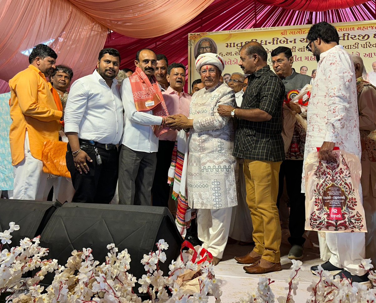 vikashrajgor's tweet image. રાપર તાલુકાના ગાગોદર ગામ મધ્યે રજવાડી ગ્રુપ ચેરમેન ના ધરમશીભાઈ છેડા પરિવાર દ્વારા આયોજિત દેશ તેડા ના અવસર પર ઉપસ્થિત રહી શુભેચ્છા પાઠવી. 
  આ અવસર પર જીલ્લાપંચાયત ના અધ્યક્ષ શ્રી જનકસિંહ જાઙેજા , તાલુકા ભાજપ પ્રમુખ શ્રી વાઘજીભાઈ છાંગા, ભચાઉ ના પૂર્વ નગરપાલિકા પ્રમુખ શ્રી અશોકસિંહ