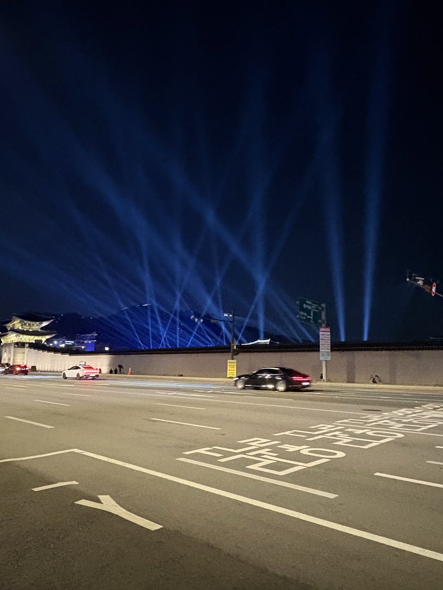 학교행사 때문에 경복궁쪽에 왔는데 앞에세 버스  기다리다가 소리 많이 들려ㅠㅠ (우리 애기들이 아님) 가고 싶었어😖 이렇게 가까에 있는데
#엔하이픈 #ENHYPEN