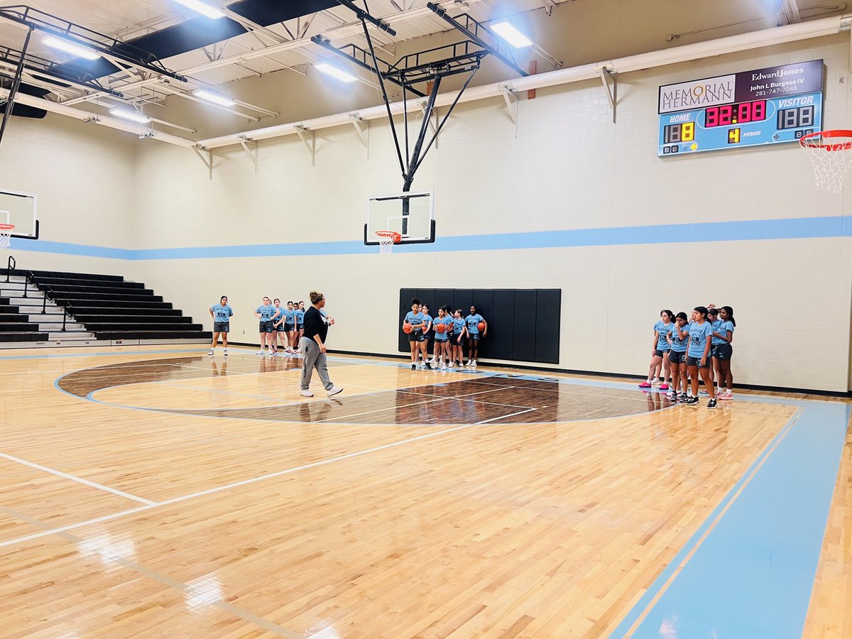 It’s hoop season for our Woodridge Forest Falcons! Good luck ladies!🏀
