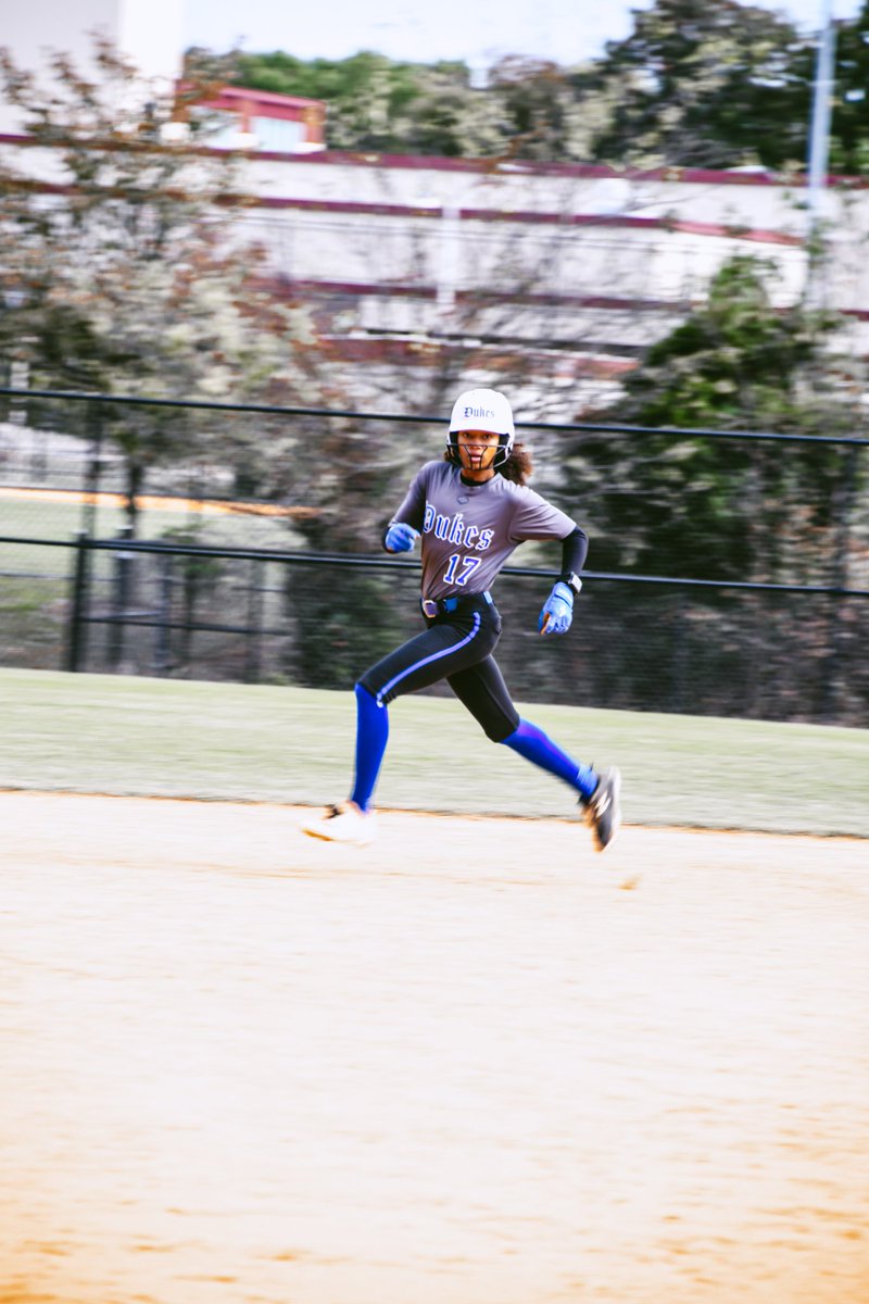 kalea_winston's tweet photo. @kalea_winston 
This is what putting pressure on the defense looks like. 
#precision #speed #greatbaserunning #Awareness https://t.co/0E403yVGjh