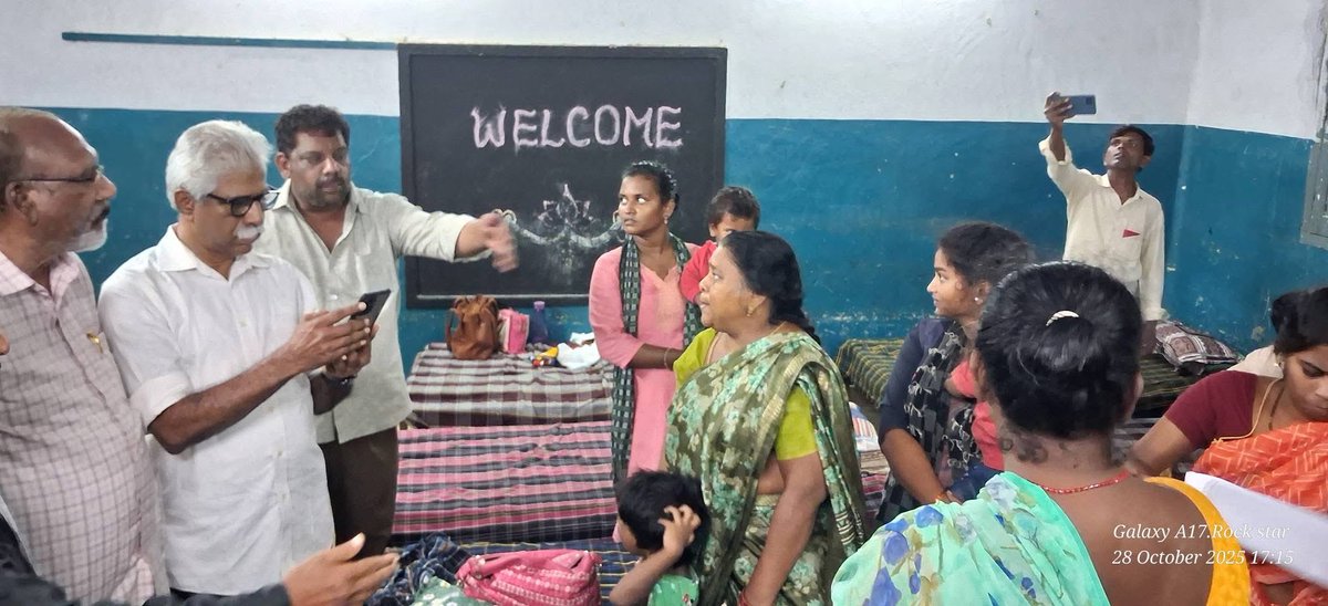 vsrcpm's tweet image. విజయవాడ 1టౌన్ తుఫాన్ సహాయక శిబిరాల్లో ప్రజలకు అందుతున్న సౌకర్యాలను పరిశీలిస్తూ..
#CycloneMontha #vsrcpim #vsrcpm #vsrinivasaro #CPIMap #AndhraPradesh #cyclone #CPM #VSR #CPIM