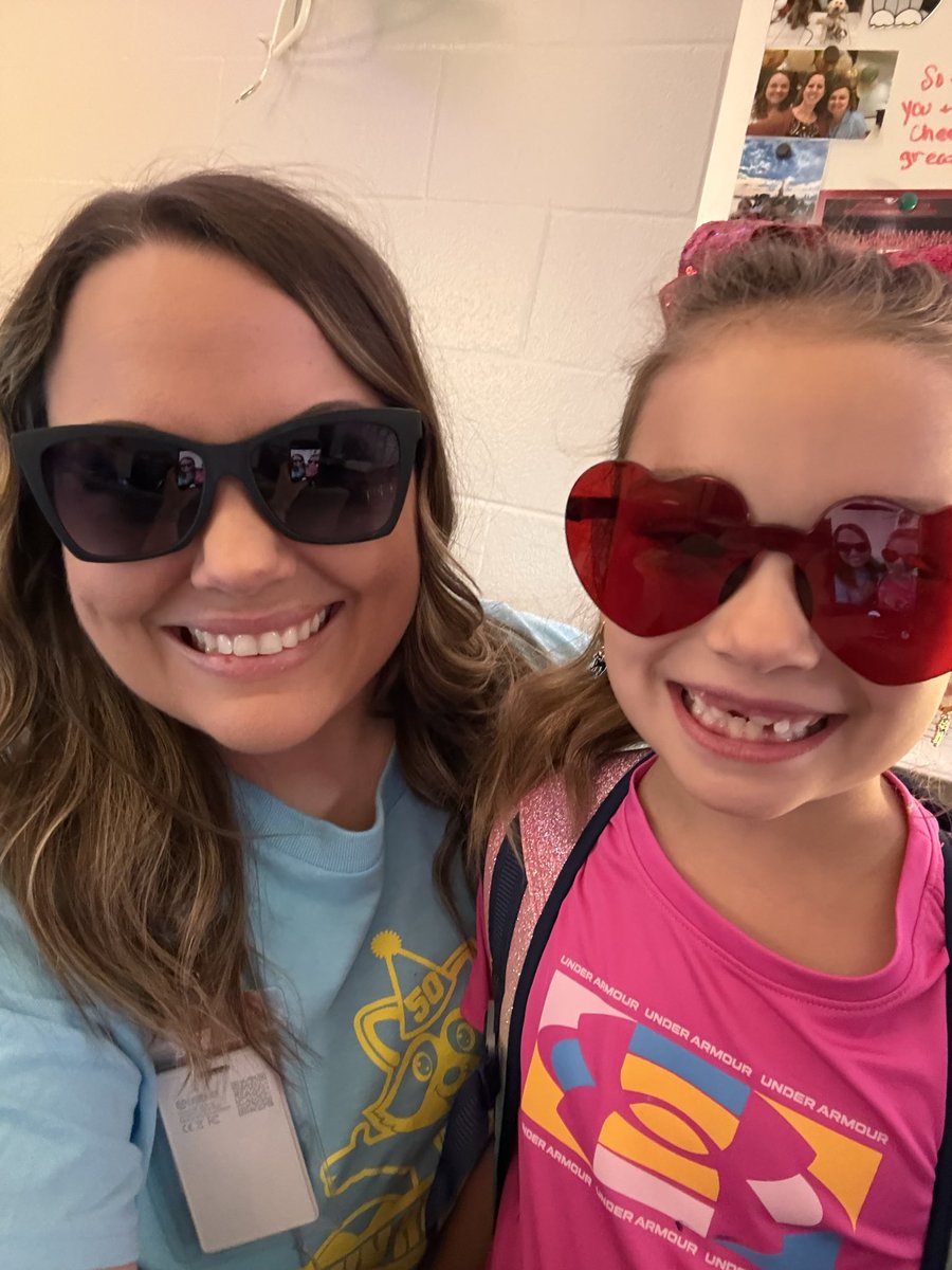Your Future is Bright 😎 ☀️ 💡 Say NO 🚫 to Drugs!! #RedRibbonWeek ❤️ <a href="/HumbleISD_WHE/">Woodland Hills Elementary</a>