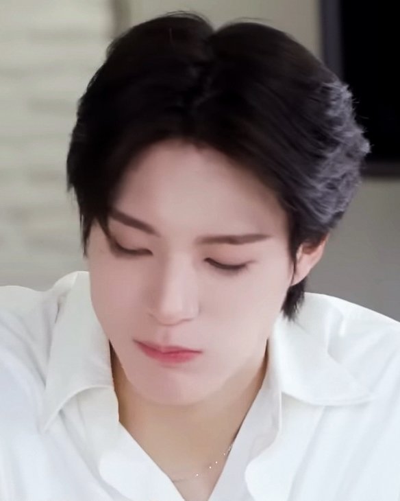 I'm so obsessed with jeno's sexy hairline
