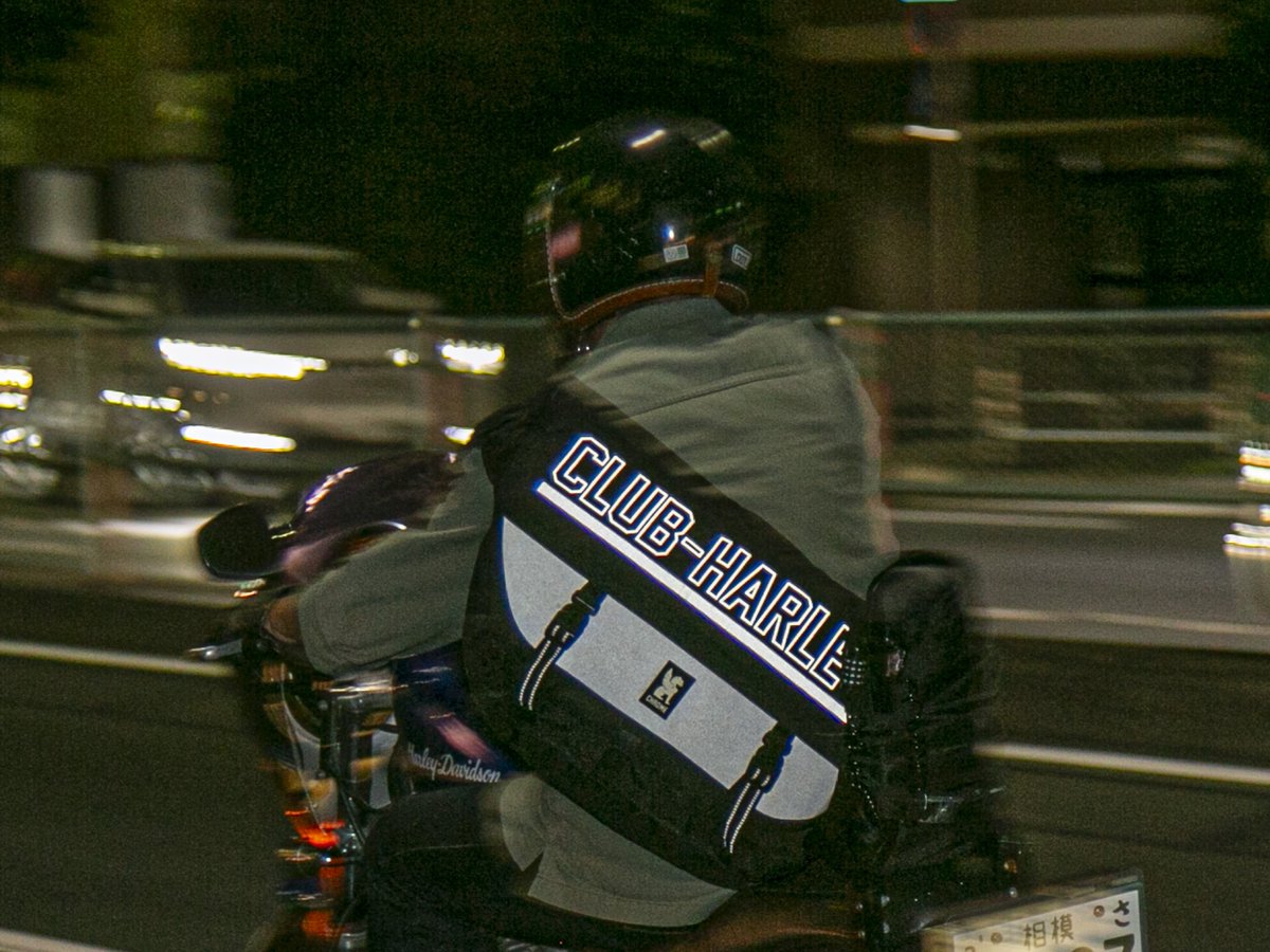 CLUBHARLEY1's tweet photo. メッセンジャーバッグとして間違いないクオリティの【CHROME】に別注し、毎日乗るタフなハーレー乗りのためのバッグを作りました!!

⚡夜は光を反射するから安全⚡

ただいまオーダーを受付中❣
何卒よろしくお願いいたします～（土下座）
▼▼オーダーはコチラから▼▼
https://t.co/3eMOyvBPoT... https://t.co/drZQyzUlcw