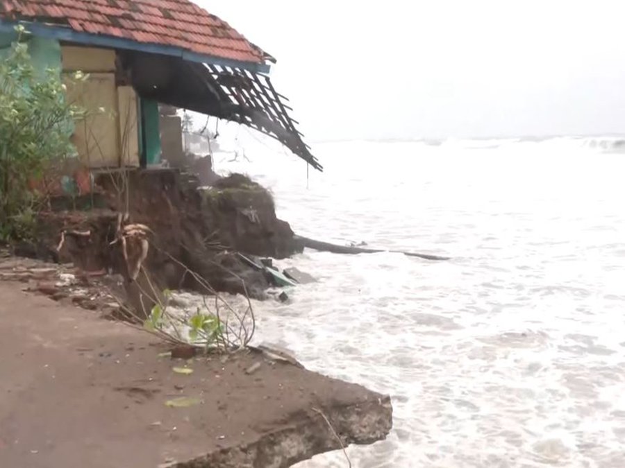 Montha Cyclone Impact: ఆంధ్రప్రదేశ్‌లో మొంథా బీభత్సం- నిలిచిపోయిన రాకపోకలు, విద్యుత్‌ సరఫరాకు అంతరాయం - విద్యాసంస్థలకు 31 వరకు సెలవులు