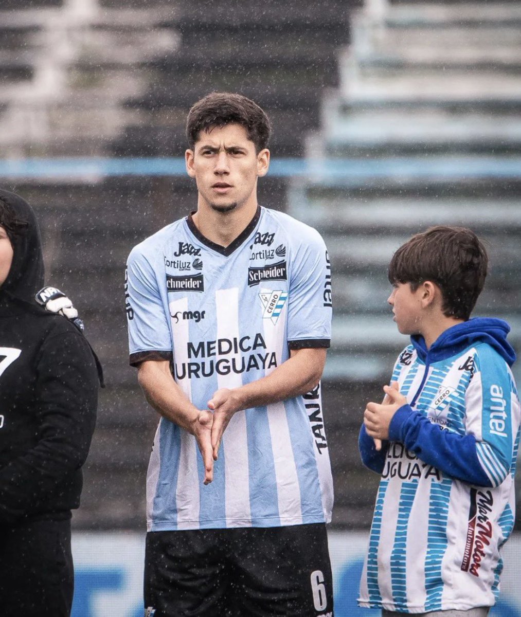 Axel Frugone, jugador de Nacional que está a préstamo en Cerro, es el juvenil que pretende Boston River como forma de pago de Jadson Viera.

Nacional no abonó ninguna cláusula de salida para quedarse con el entrenador de Boston.

Aún restan detalles por definir.