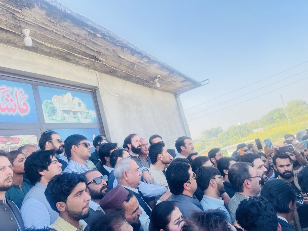 آج پھر وزیراعلیٰ خیبرپختونخوا <a href="/SohailAfridiISF/">Sohail Afridi</a> کو اپنے قائد عمران خان سے ملاقات کی اجازت نہیں دی گئی۔
یہ رویہ آئین، قانون اور جمہوریت کے منہ پر طمانچہ ہے۔ #cmkpsohailafridi