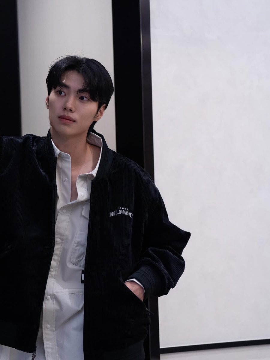 어캐 이런 착둥 얼굴로
뭔 레이싱 클럽 다녀오셨대
임티도 무슨 ☺️ 이런 거 씀
귀엽게ㅠㅠ