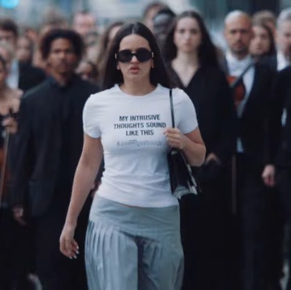 Rosalía con “Berghain” también ha venido a contarnos que aunque tenga voces intrusivas, seguirá rompiendo moldes. Que a pesar de las críticas puritanas del flamenco o no seguir su estela de “El mal querer” ella va a seguir haciendo lo que quiera.