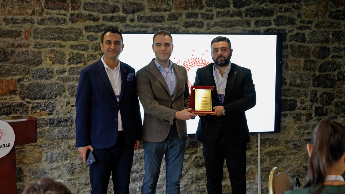 ortakkarar2025's tweet photo. Aylık Vizyon Toplantıları’nın bu ayki konuğu KOSGEB Başkanı Serdar İbrahimcioğlu oldu. Kalabalık bir katılımla gerçekleşen etkinlik Abdullah Yaşar’ın açılış konuşmasıyla başladı. Daha sonra söz alan İbrahimcioğlu ise kurumun güncel çalışmaları ve gelecek hedeflerinden bahsetti. https://t.co/WO8W5ZJjNx