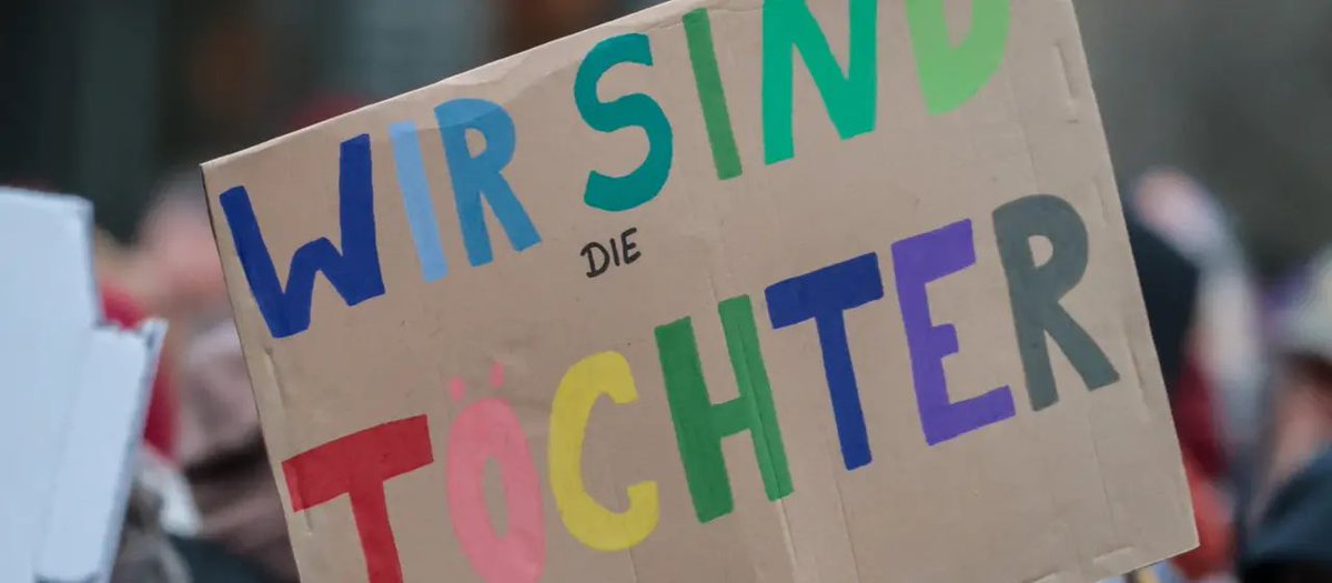Geschenkt:
Ein eindimensionaler ungeschickter Kanzler und „unsere Töchter“…

Aber: 
Die Deutschen dann auch schon gleich im Pervers-Taumel?

⚠️ Sie würden wohl auch für den Ku-Klux-Klan demonstrieren, 
Weil er doch zur VIELFALT beiträgt!!!
⚠️ So, wie sie’s auch für Hamas tun