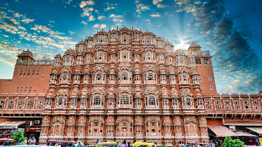 KnowledgeZoneIn's tweet image. #KnowledgeBit: The #HawaMahal is a palace in the city of Jaipur, India. Built from red and pink sandstone, it is on the edge of the City Palace, Jaipur.

It is one of the key landmark of Jaipur which is listed as UNESCO World Heritage Site.

knowledgezone.co.in/kbits/650af228…
