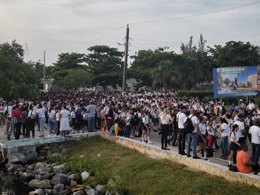 Una multitudinaria marcha de pueblo hasta el Malecón Pinero, fué la mejor manera de rendirle tributo al "Señor de la Vanguardia" en el cierre de la jornada Camilo-Che, seguiremos fieles a su ejemplo y su legado #slaDeLaJuventud #SentirPinero #CamiloVive #100AñosConFidel
