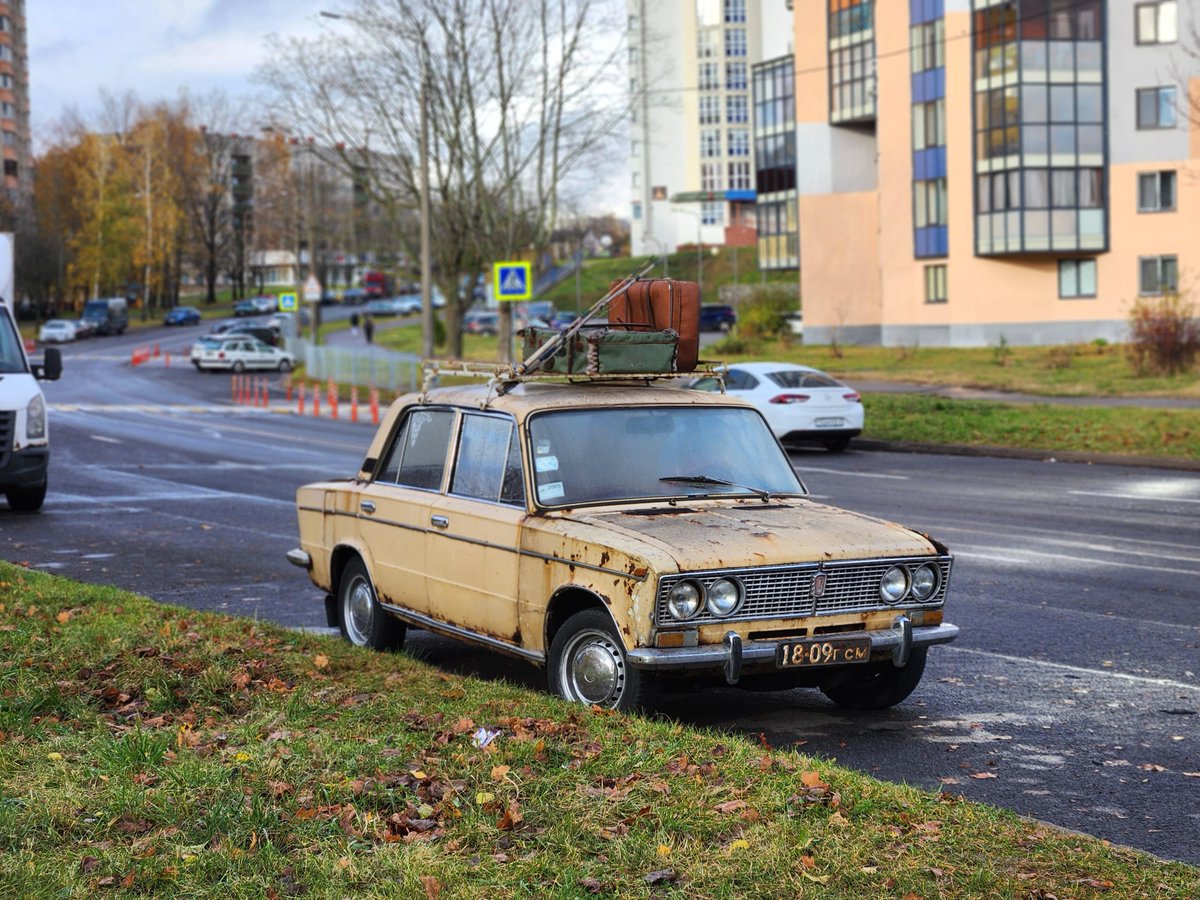 Max_Sheptsov's tweet image. The car seems to be a symbol of a bygone era, contrasting with modern high-rise buildings in the background and new cars passing by. It's like she's frozen in time, holding a lot of stories.