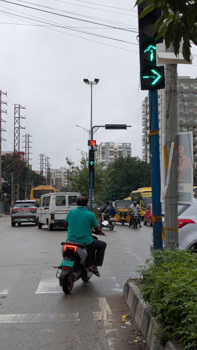 smsbvg's tweet photo. @hydcitypolice @HYDTraffic A green light (right turn sign) at the signal at the Aparna Neo Mall junction is Not working.  This makes the people waiting at the stop line unaware that they can take the right turn.  This has been the condition for >6 weeks. Please fix the same asap. https://t.co/J68p7exUhM