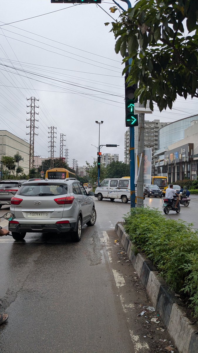 smsbvg's tweet photo. @hydcitypolice @HYDTraffic A green light (right turn sign) at the signal at the Aparna Neo Mall junction is Not working.  This makes the people waiting at the stop line unaware that they can take the right turn.  This has been the condition for >6 weeks. Please fix the same asap. https://t.co/J68p7exUhM