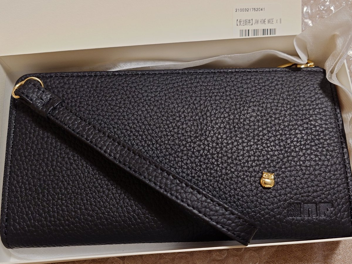 21aodb's tweet image. お財布やっと届いた
触り心地も中の色もファスナーのプルタブみたいなデザインもフクロウのチャームも何もかもがいい感じで一瞬で気に入った
早く使い始めたいけど
使い始めるのは12月かな
ちょっと寝かせすぎかな