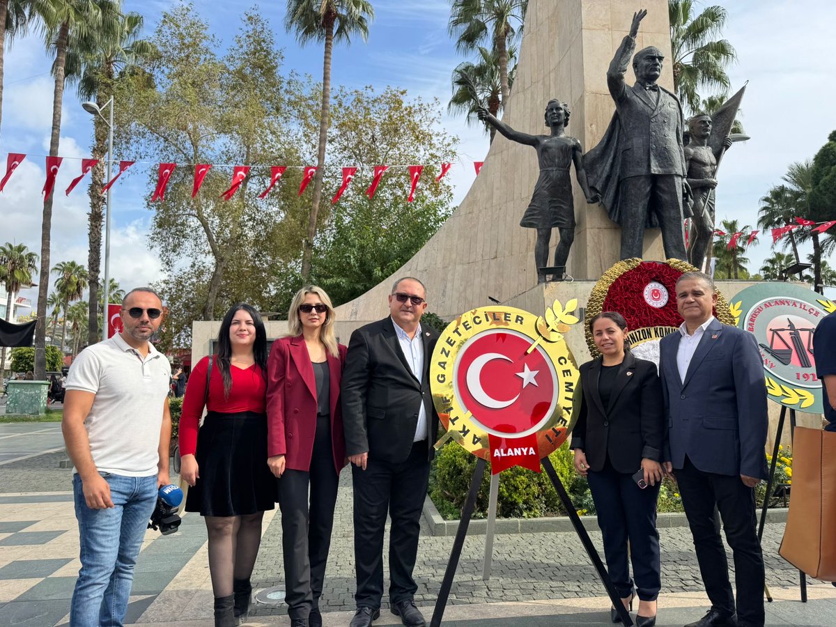 alanyaagc's tweet photo. Alanya Aktif Gazeteciler Cemiyeti (ALGC) olarak, Cumhuriyetimizin 102. kuruluş yıldönümü nedeniyle Ata'mıza şükran çelengi sunduk. Tüm halkımızın ve meslektaşlarımızın Cumhuriyet Bayramı'nı kutluyoruz. https://t.co/gY5XtKosmQ