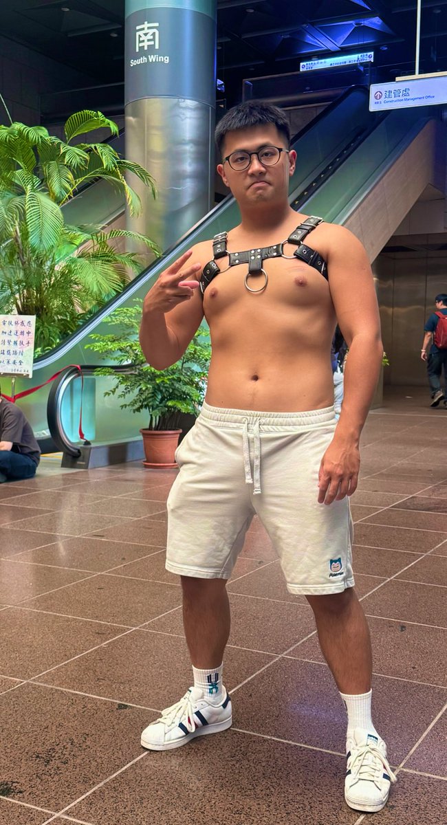 這是禮拜六遊行的定裝照
#表情管理失敗 
在煩惱高遊要穿什麼了⋯