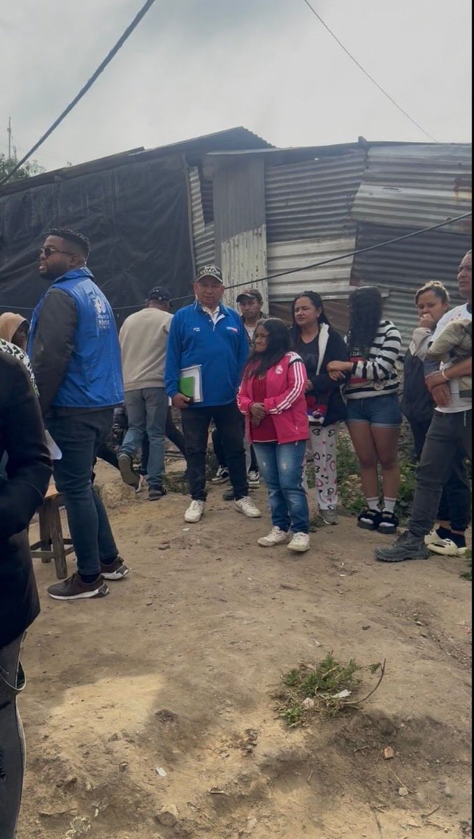DefensoriaCol's tweet photo. Verificamos garantía de derechos a 500 familias en asentamiento informal en Soacha, Cundinamarca

La misión de verificación que lideramos se adelantó en atención a una orden de desalojo emitida por la inspección de Policía del municipio.

En el grupo de familias encontramos víctimas del conflicto armado, población migrante y hogares en situación de alta vulnerabilidad, asentadas en una zona catalogada como de alto riesgo geológico.

Pedimos a las autoridades garantizar la protección de los derechos fundamentales de las familias afectadas.