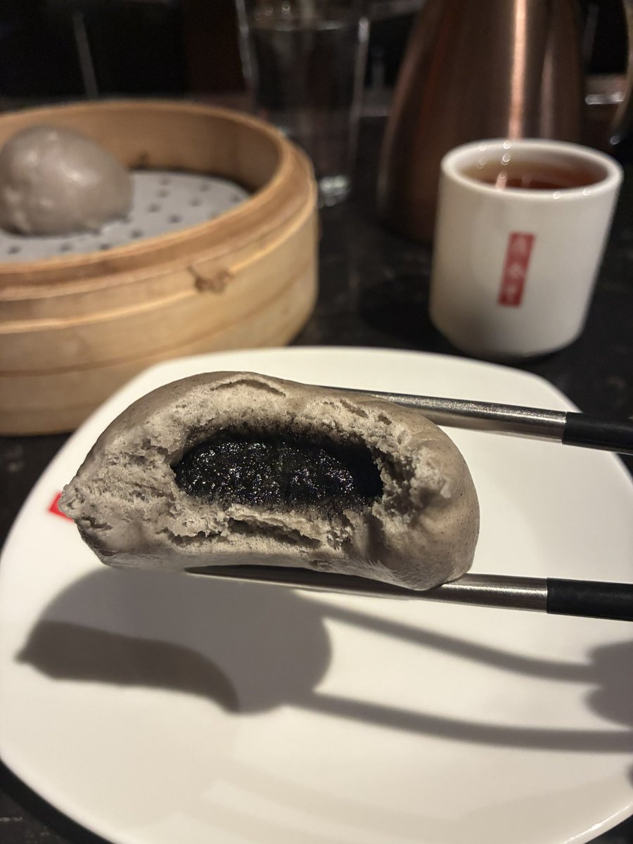 josbgs's tweet photo. ¿Sabíais que Din Tai Fung son los mejores dumplings del mundo?

Hemos venido hasta Taiwan, entre otros países, a buscar inspiración para lo que estamos haciendo en Gonji... esperamos sorprenderos.

#dumplings #taiwan #gonji #dintaifung https://t.co/E4hw8VbH7f
