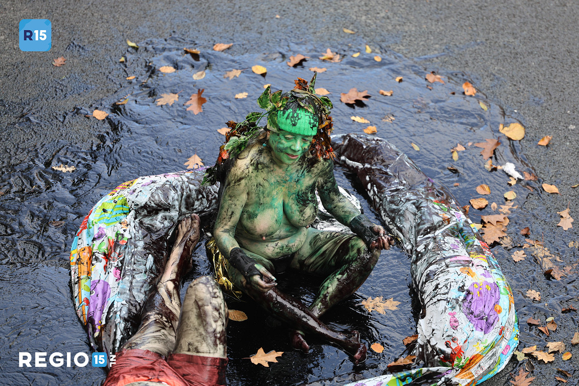 regio15's tweet image. Op enkele demonstranten na is de rijbaan stad uit van de #A12 #Utrechtsebaan bijna leeg.