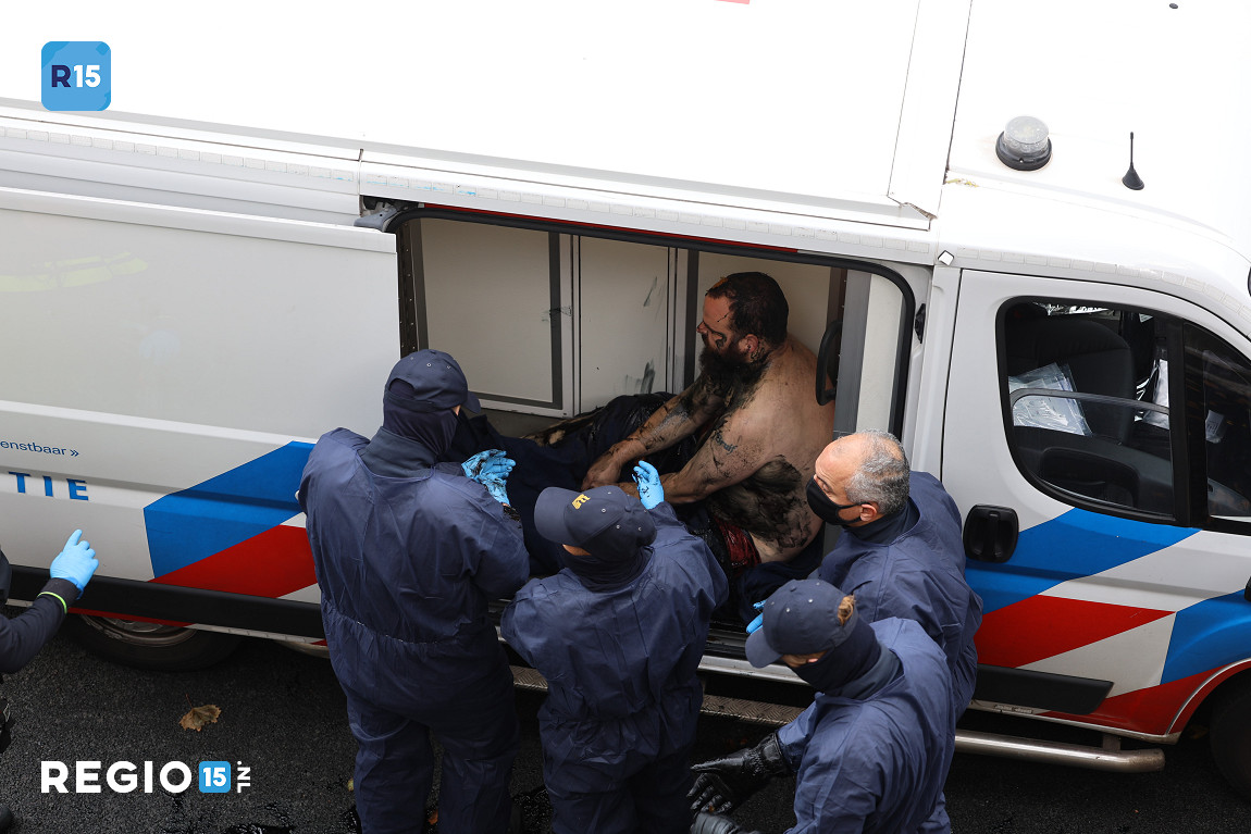 regio15's tweet image. Op enkele demonstranten na is de rijbaan stad uit van de #A12 #Utrechtsebaan bijna leeg.