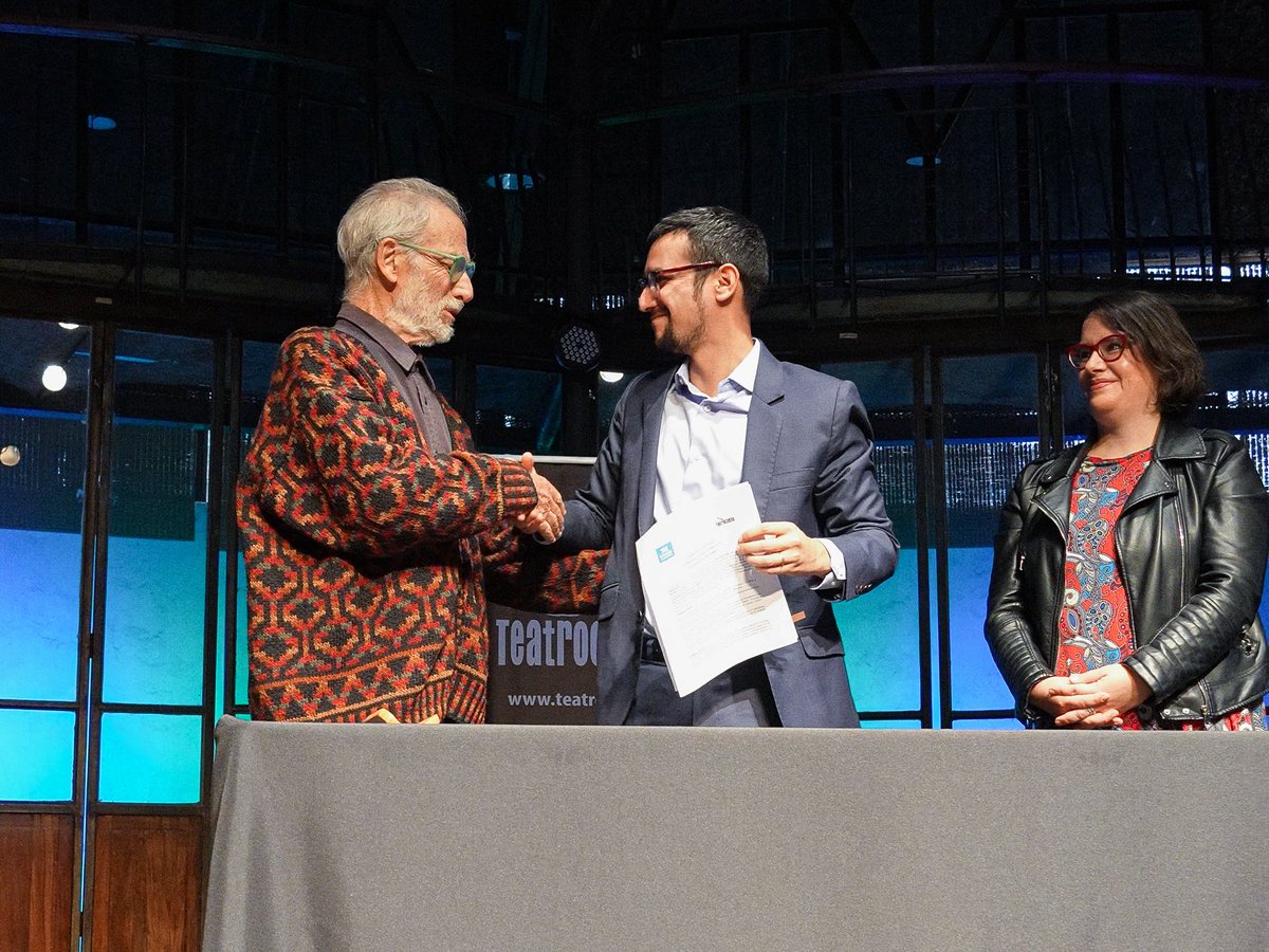 Con profundo pesar despedimos a Héctor Noguera, querido vecino y orgullo de Peñalolén. Su talento, generosidad y amor por el teatro marcaron nuestra vida cultural. Su legado seguirá vivo en el corazón de Peñalolén y de todo Chile.
