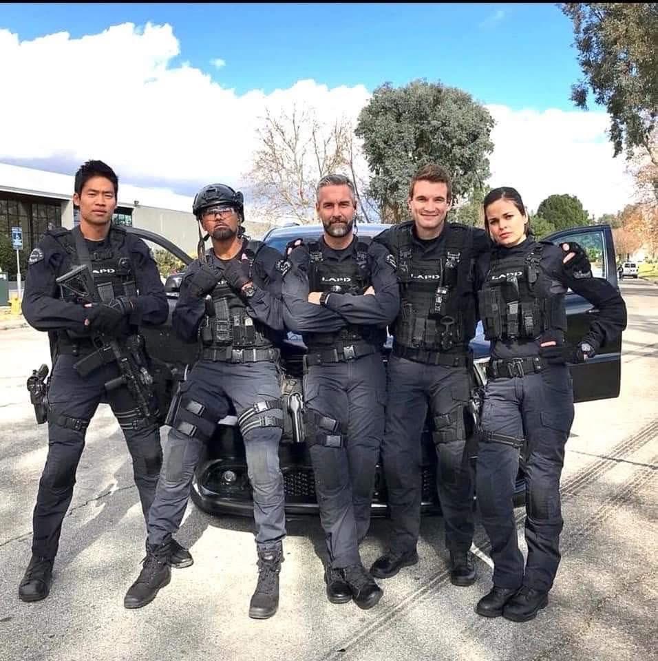 shemarfmoore806's tweet photo. Exclusive First Look: Shemar Moore Leads The Team One Last Time In S.W.A.T.’s Finale (Full information 👇 💬) https://t.co/KsbDQ9NT4g