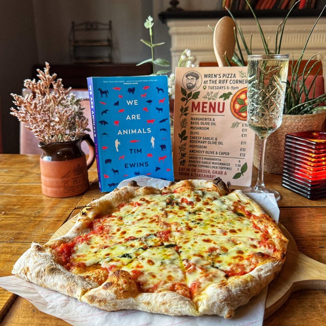 We’ve been busy designing and printing new menus and posters for Wren’s Pizza at The Riff Corner in Clevedon. We love how they’ve turned out!

Thanks to <a href="/lizzieeats/">Lizzie.Eats.Explores</a> for capturing the menus and the amazing food 😍🍕