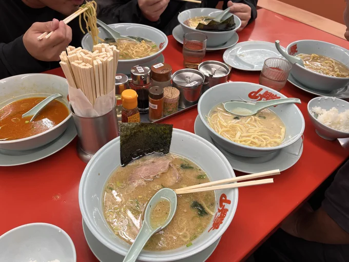 小名浜の山岡家アホすぎてラーメン4杯頼んだのに6杯来たんだけど 間違えすぎ無料で食べていいですよって言われたけど