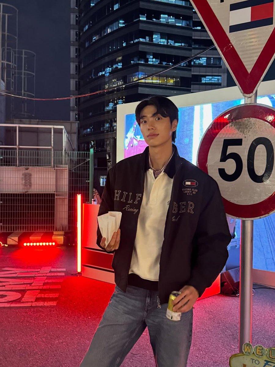 아니 이 사진 진짜 얼굴 너무 귀엽고
키 크고 비율 좋은 거 잘 보여서 좋다 ,,