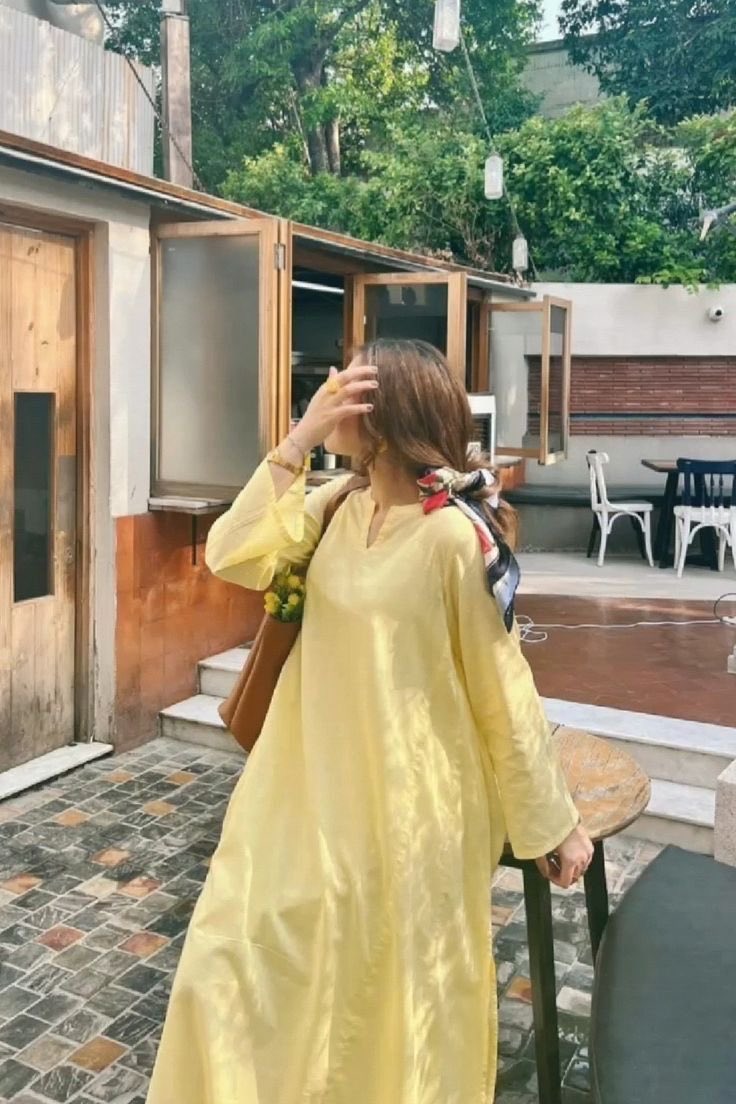 پوچھا ہے ہم سے آپ نے ؛ کتنے خراب ہیں ؟
جتنا جہاں خراب ہے ؛ اتنے خراب ہیں 

اچھے بھی لوگ میرے قبیلے میں ہیں مگر 
میں ان کی سربراہ ہوں ؛ جتنے خراب ہیں 🩶