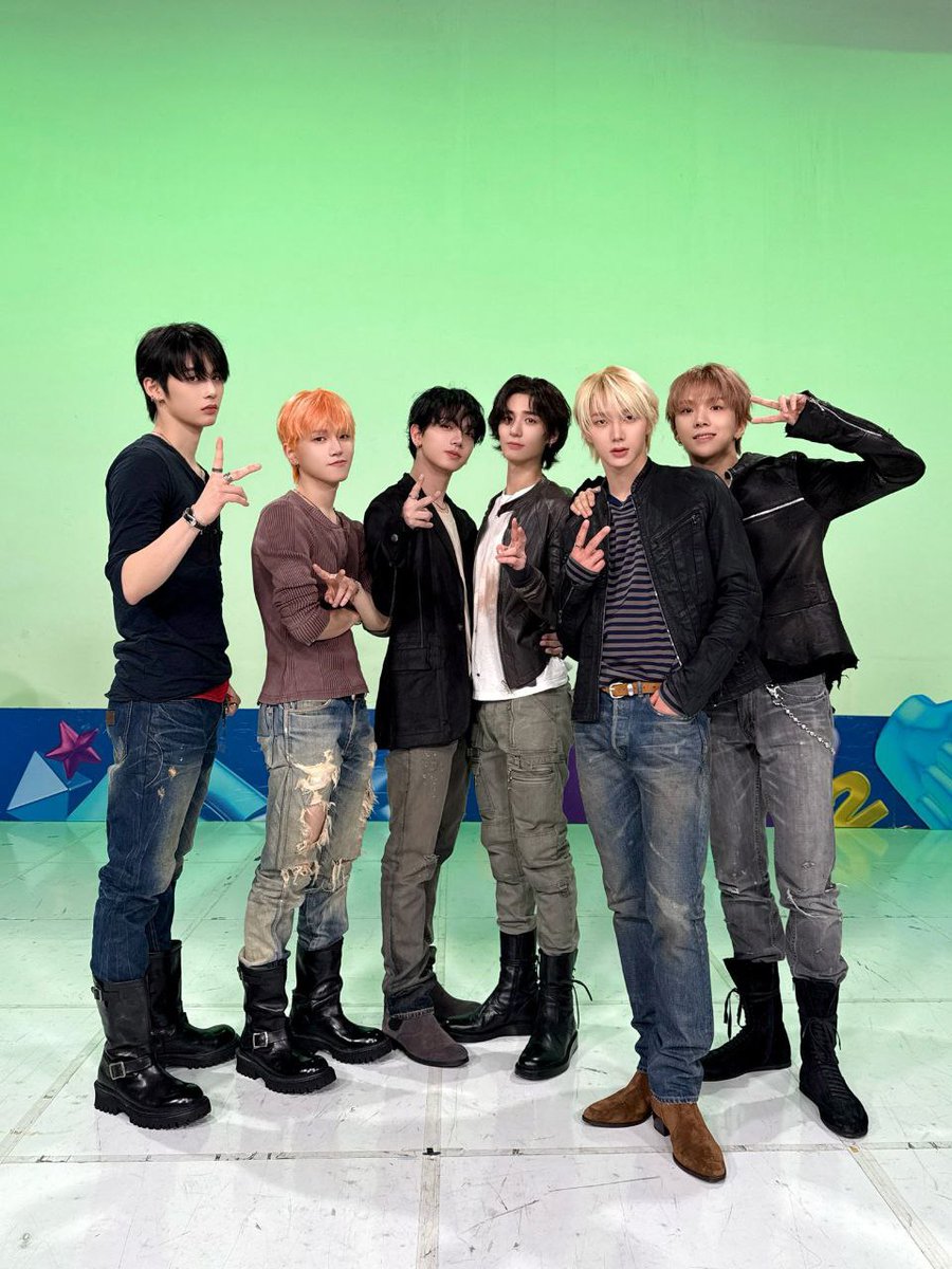 ttaesacn's tweet photo. Another day at MCOUNTDOWN! We had so much fun performing for all of you. These two photos capture how happy we are to be on stage. Hope you enjoyed the performance! Thanks for cheering us on, ONEDOOR! https://t.co/P3gBdERgCW