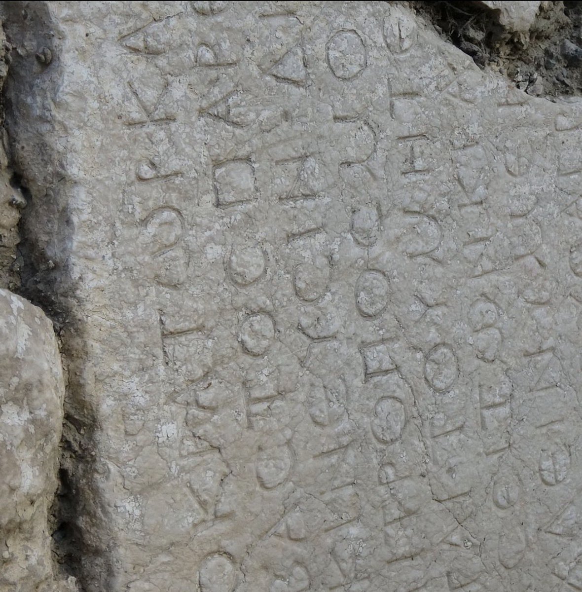 Burdur’da bir evin yapımında kullanılan inşaat taşının İmparator Caracalla (Marcus Aurelius Antoninus Antoninus Pius “Caracalla”) dönemine ait 1 800 yıllık bir yazıt olduğu anlaşıldı. #tarih #arkeoloji