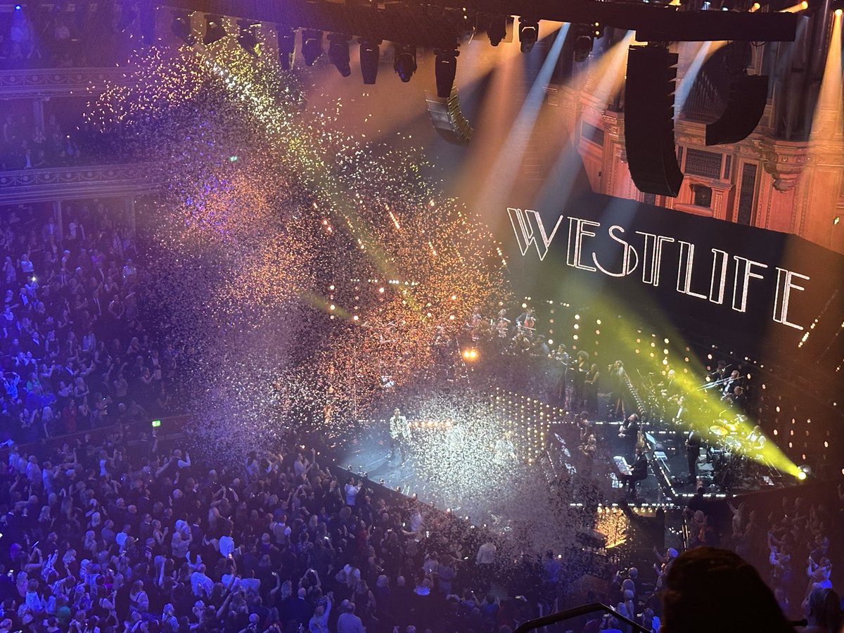 RonanAmy's tweet photo. @NickyByrne @ShaneFilan @KianEganWL @westlifemusic what an incredible evening in such an impressive venue 💃🏼🎶#RoyalAlbertHal #Westlife #25 https://t.co/5RxTGN8CEC