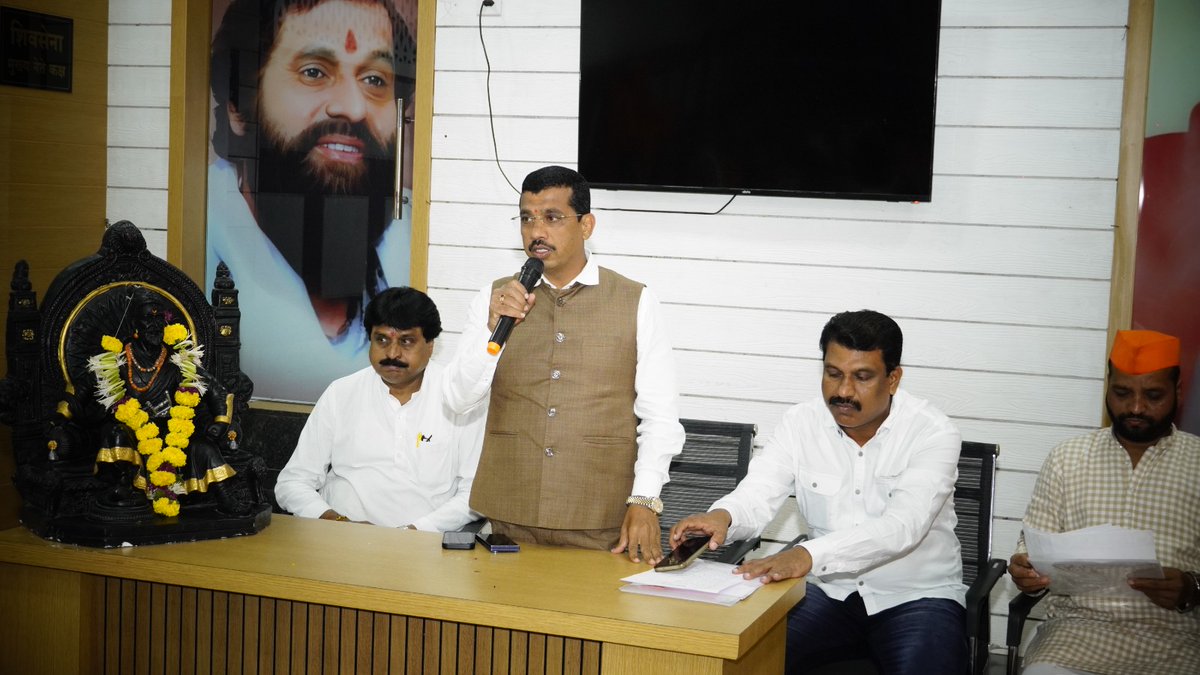 शिवसेनेचा भगवा पुणे महानगरपालिकेवर फडकविण्याचा निर्धार, शिवसंपर्क मोहिमेद्वारे शिवसेनेचा विजयमार्ग स्पष्ट..!!

आज पुण्यातील शिवसेना मध्यवर्ती कार्यालय, शिवसेना भवन, पुणे येथे येत्या पुणे महानगरपालिका निवडणुकीच्या पार्श्वभूमीवर झालेल्या आढावा बैठकीत कोथरूड विधानसभा मतदारसंघातील