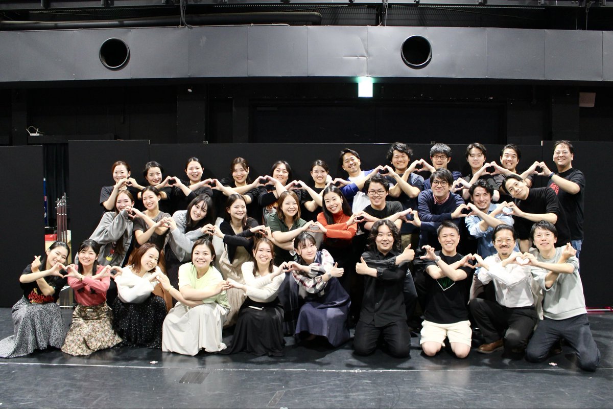🩷🩵💛稽古場の日常💛🩵🩷

東京公演まで残り2週間を切りました！
本番用のセットにて遂に全幕通し稽古🫶💕︎

ザ・オペラ・クワイア(東京合唱団)の皆さんの、写真をパシャリ📸

#全国共同制作オペラ
#愛の妙薬