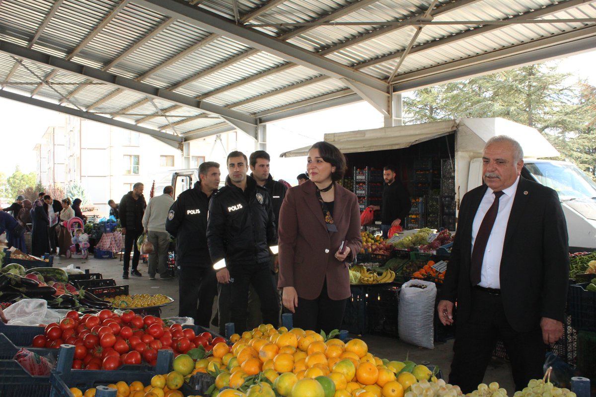 Kaymakamımız Sayın Gizem Tokur ile Belediye Başkanı Sayın İsmail Çetinkaya Halk Pazarını Ziyaret Etti

Ziyaret kapsamında pazarcı esnafının talepleri dinlenmiş, vatandaşlarla sohbet edilerek görüş ve önerileri alınmıştır.