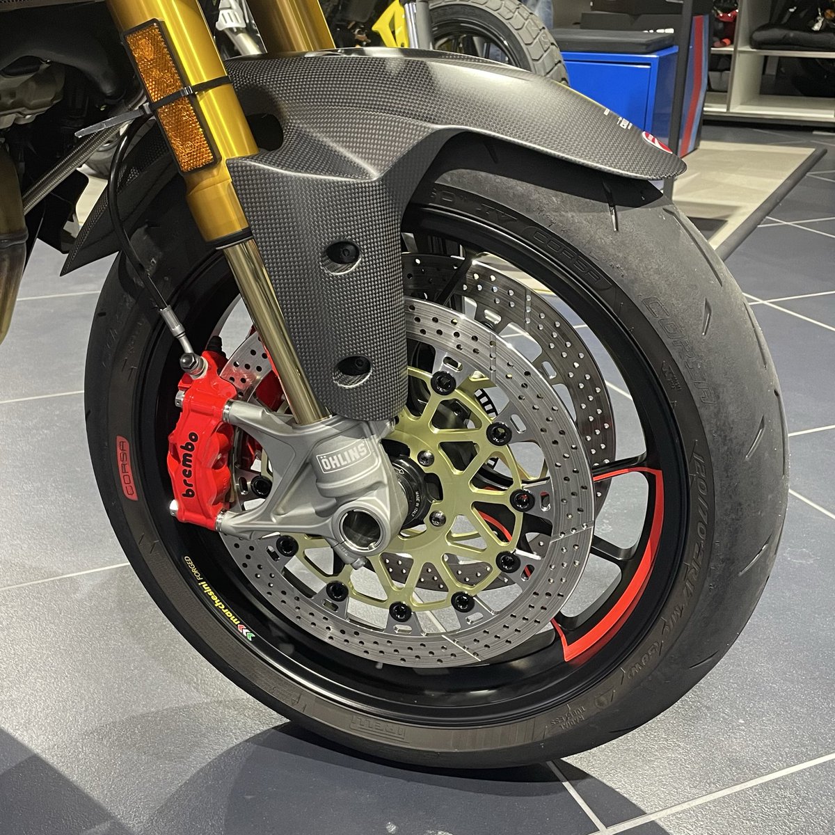 話題のT-DRIVEフィン付きディスクは買えないけど…
特注で作ってもらったらレギュラーでも販売予定になったらしい笑
MULTI用ワークスエキスパンド
インナーの色はシャンパンゴールドが僕の定番です。ついでにパッド、キャリパーボルトも交換👍