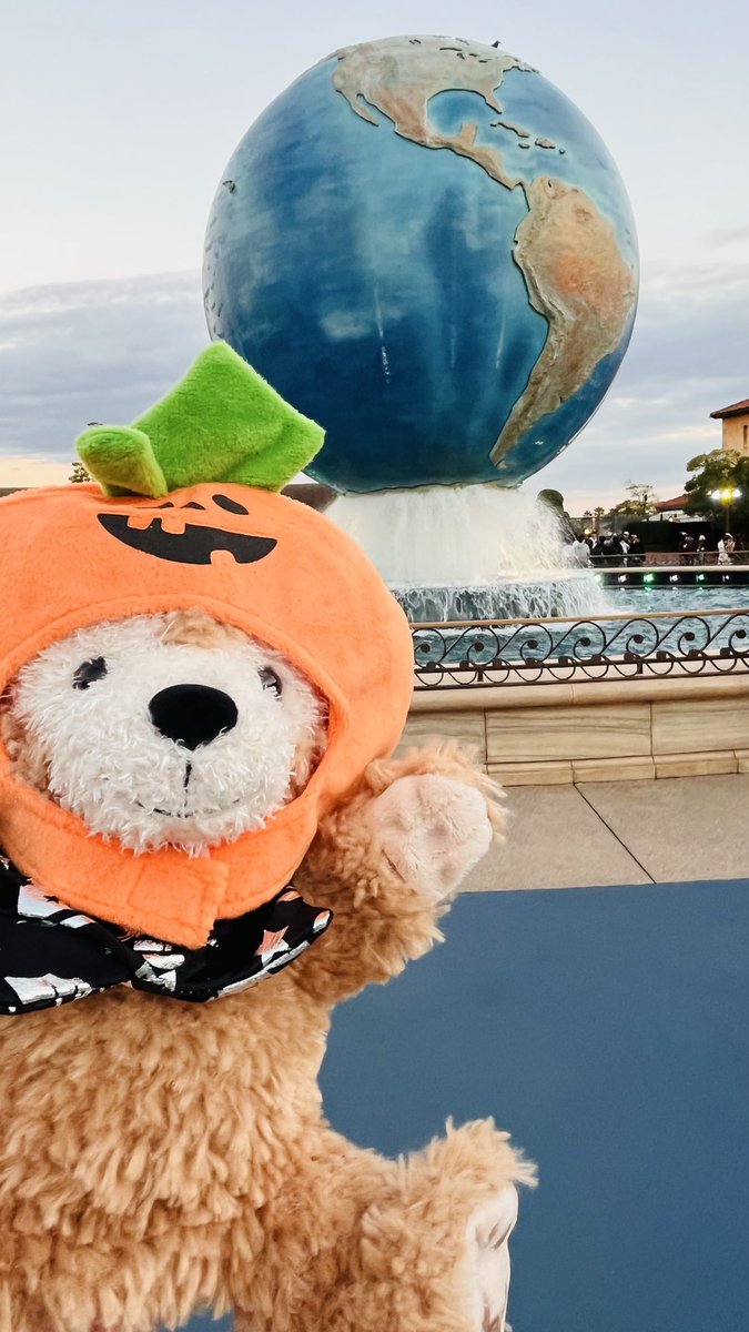 mia219's tweet photo. 2回目の1人ディズニーシーしてきた👻🎃
11年ぶりに里帰りのパペットダッフィーと一緒に🧸
かぼちゃコス可愛いってキャストさんがシール書いてくれた🥰
アトラクションは乗らず、飲食と写真とベンチ(？)で4時間くらい過ごしてきた笑 https://t.co/JS0wazsiQv