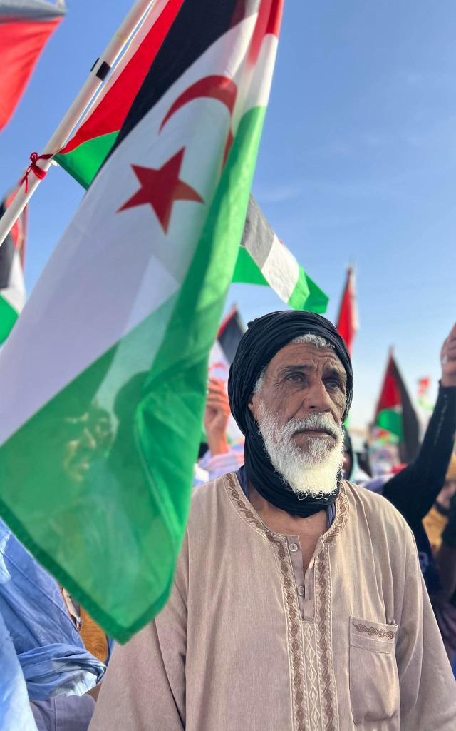 🔥 El pueblo saharaui vuelve a las calles.
el grito del pueblo saharaui resuena en los campamentos: no a la ocupación, no a las imposiciones.
Las manifestaciones masivas expresan el rechazo al plan estadounidense que busca legitimar la ocupación marroquí del Sáhara Occidental.