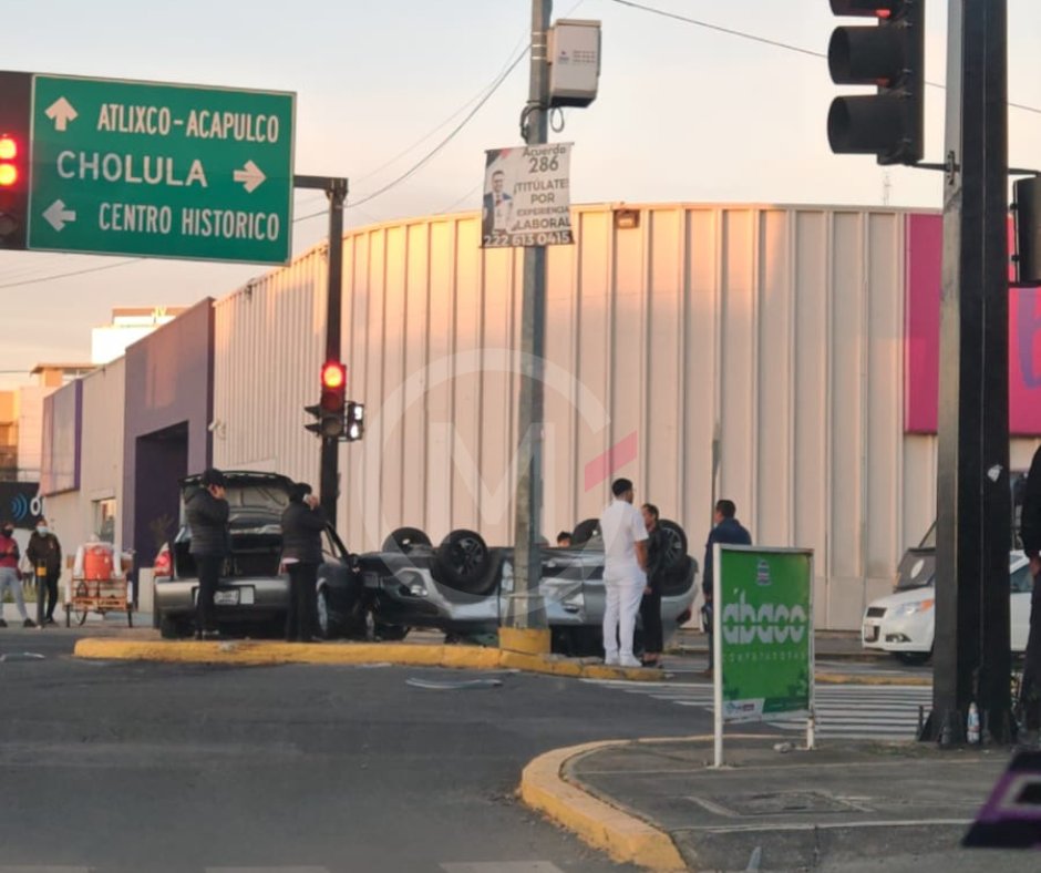 carlosmartinh's tweet photo. Accidente vial en Avenida Reforma y Bulevar Atlixco frente a Suburbia.
Urge ambulancia @CruzRojaPue
#Puebla
#AsiSucede
#CarlosMartínHuerta https://t.co/cf1sJdphNi