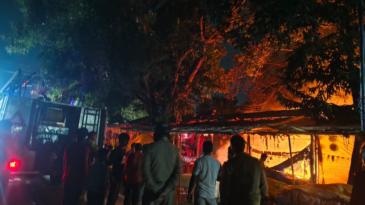 bstvlive's tweet photo. बहराइच : मरी माता मंदिर स्थित दुकानों में लगी आग
➡आग की जद में आई प्रांगण में लगी कई दुकानें
➡शॉर्ट सर्किट बताया जा रहा आग लगने का कारण
➡आग से लाखों का सामान जल जाने की आशंका
➡बहराइच कोतवाली देहात क्षेत्र का मामला
#Bahraich #FireIncident #UttarPradesh #MandiFire @bahraichpolice