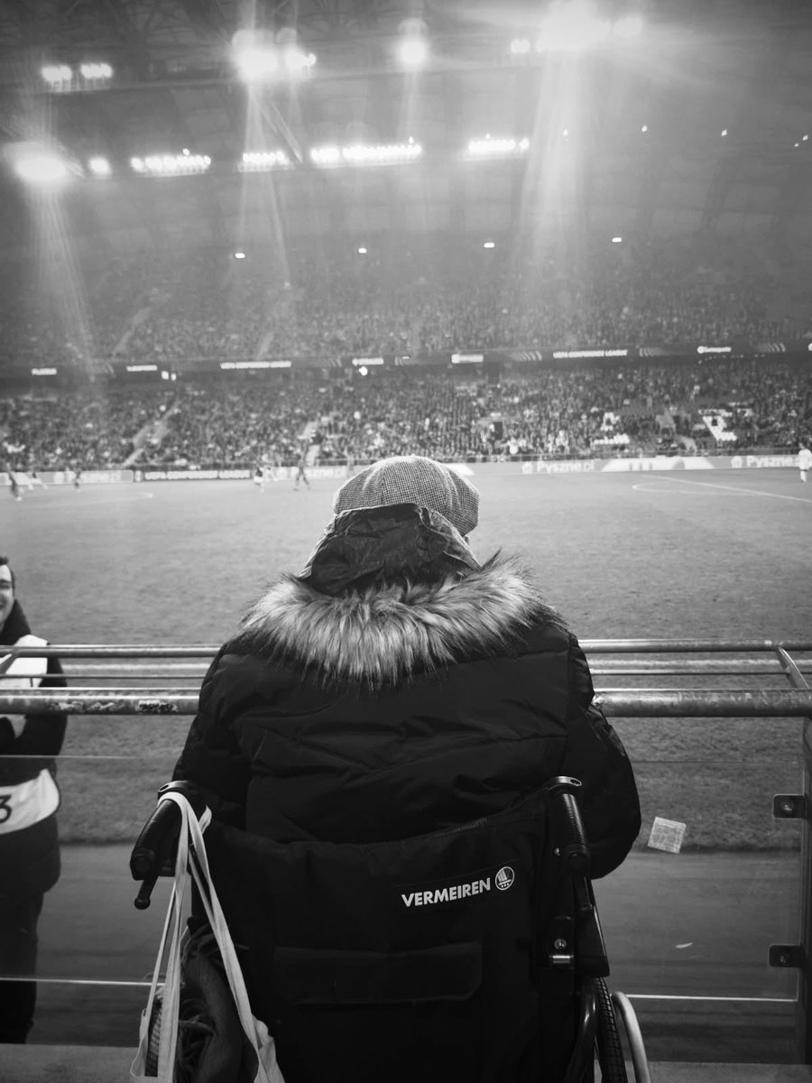 W codziennym zabieganiu pomyślcie ciepło o kibicu Lecha, który zmarł w niedzielę. Od 40 lat mieszkał w Bydgoszczy, ale starał się być na każdym meczu. Walki z chorobą nie mógł wygrać, ale marzył żeby ten ostatni raz być na Kolejorzu. I obejrzał mecz z Rapidem. Cześć Jego pamięci!