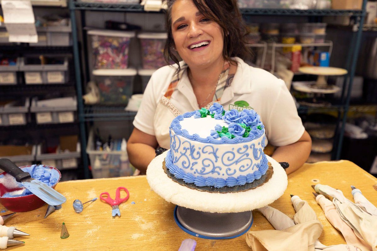 Step into Hoeckele’s Bakery with Eli Hoeckele &amp; Leslie Esselman, 4th-gen bakers keeping Perryville’s sweetest legacy alive since 1937! Leslie's cake art &amp; Eli's "edible hugs" spark joy daily. What's your favorite Hoeckele treat? Tell us! 👇 #573magazine 573magazine.com/post/use-for-h…