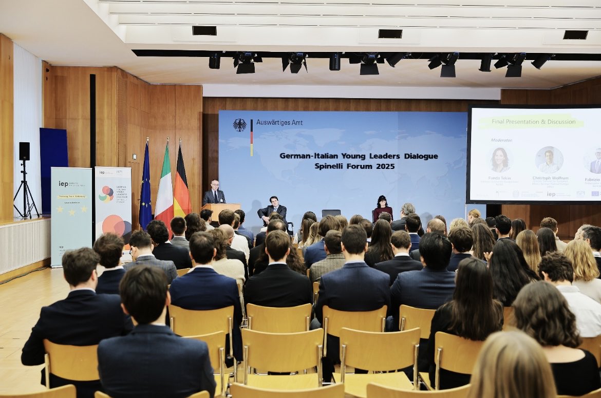 ItalyinGermany's tweet photo. L’Amb. Bucci è intervenuto oggi alla conferenza finale del Forum Spinelli: “Questo Forum è un laboratorio di leadership, dove le nuove generazioni di pensatori affrontano le sfide più grandi dell'Europa” @ItalyMFA @AuswaertigesAmt @ispionline @IEP_Berlin #SpinelliForum #GIYLD https://t.co/P0lE7m8s1K