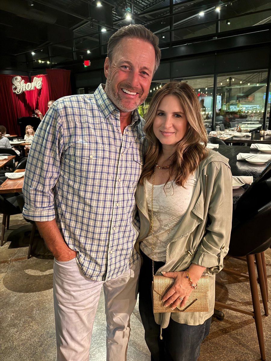 jan_greenstone's tweet image. When you’re having dinner and Chris Harrison and his beautiful wife are at the next table, this is what happens! 😂 #Austin #ChrisHarrison #Shore #seafood #GreenstoneFineMineralia #NiceGuy