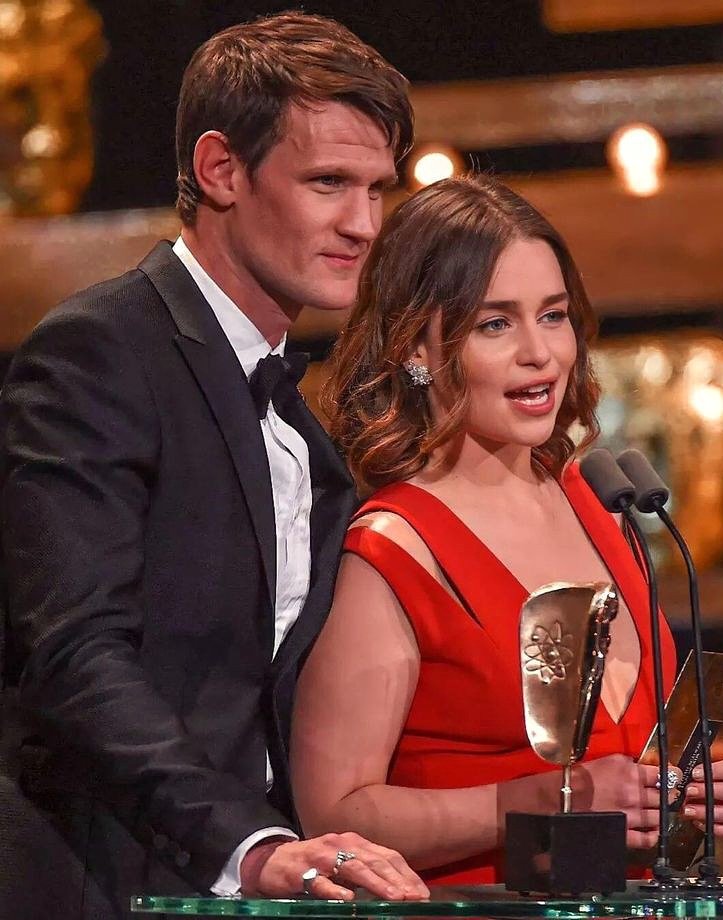 emgot88's tweet image. On Daemon Targaryen 43th Birthday 🐲🔥 (with his 6th degree great - granddaughter). #EmiliaClarke &amp;amp; #MattSmith, BAFTA Awards 2016.